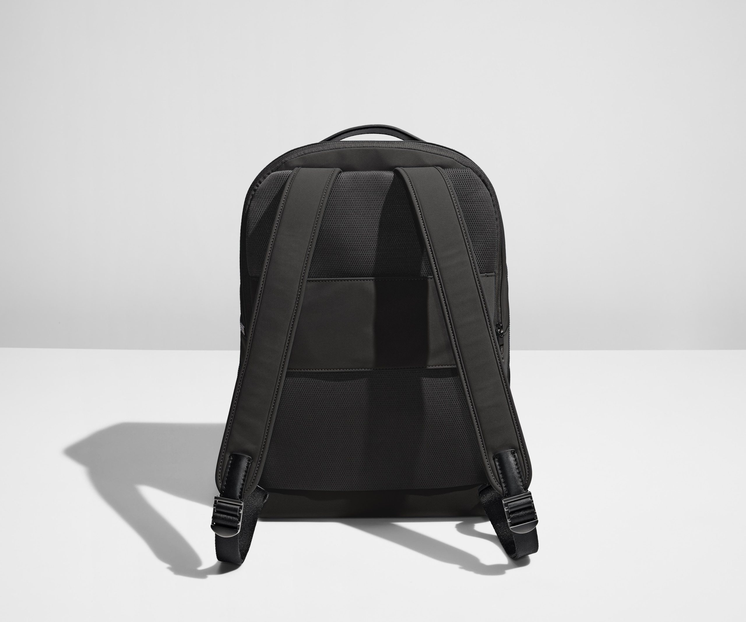 PDP_Backpack_Zip_Black_02_281_29_aa4bffdf-a494-44a2-889e-ffe92a333f9c.jpg