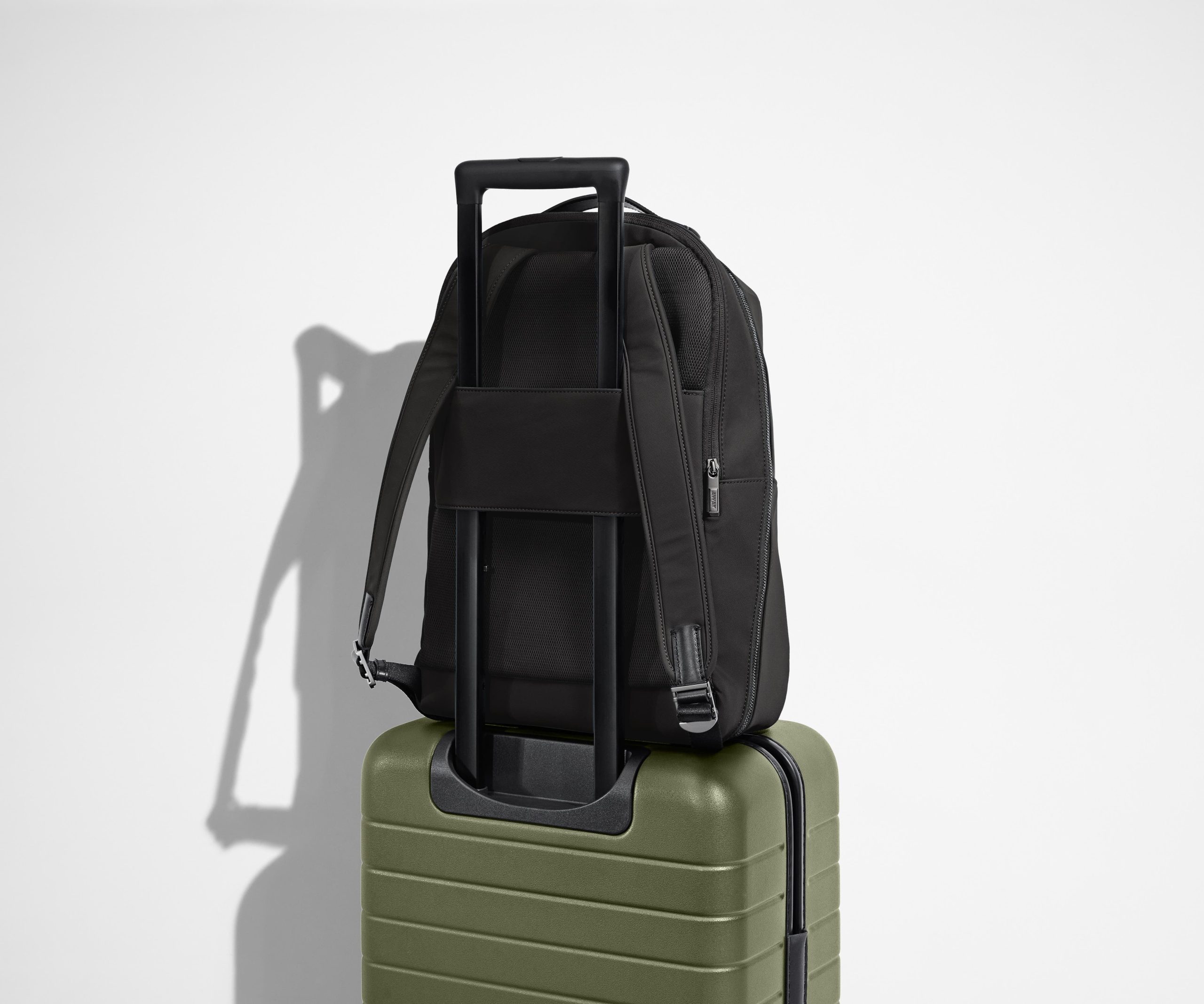 PDP_Backpack_Zip_Black_04_7828ecf7-5237-410f-8641-985756b2f5fb.jpg