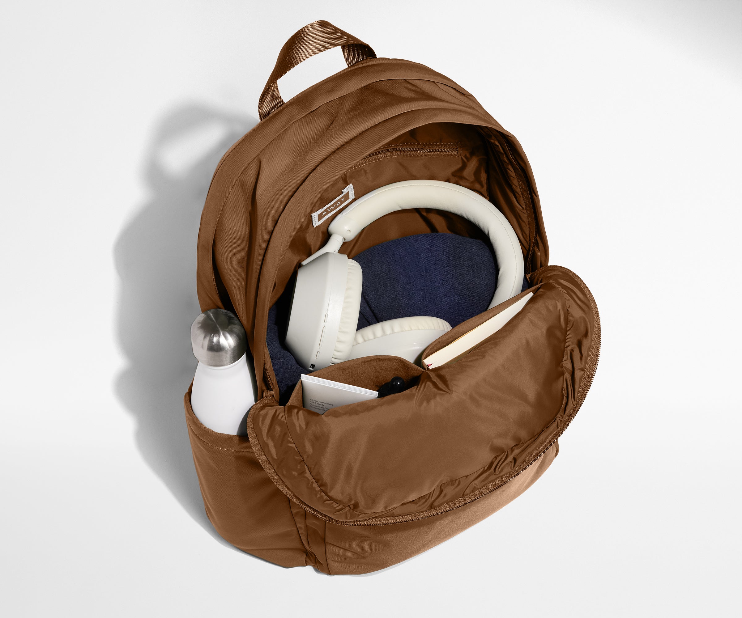 PDP_Featherlight_Backpack_Large_Amaro_05.jpg