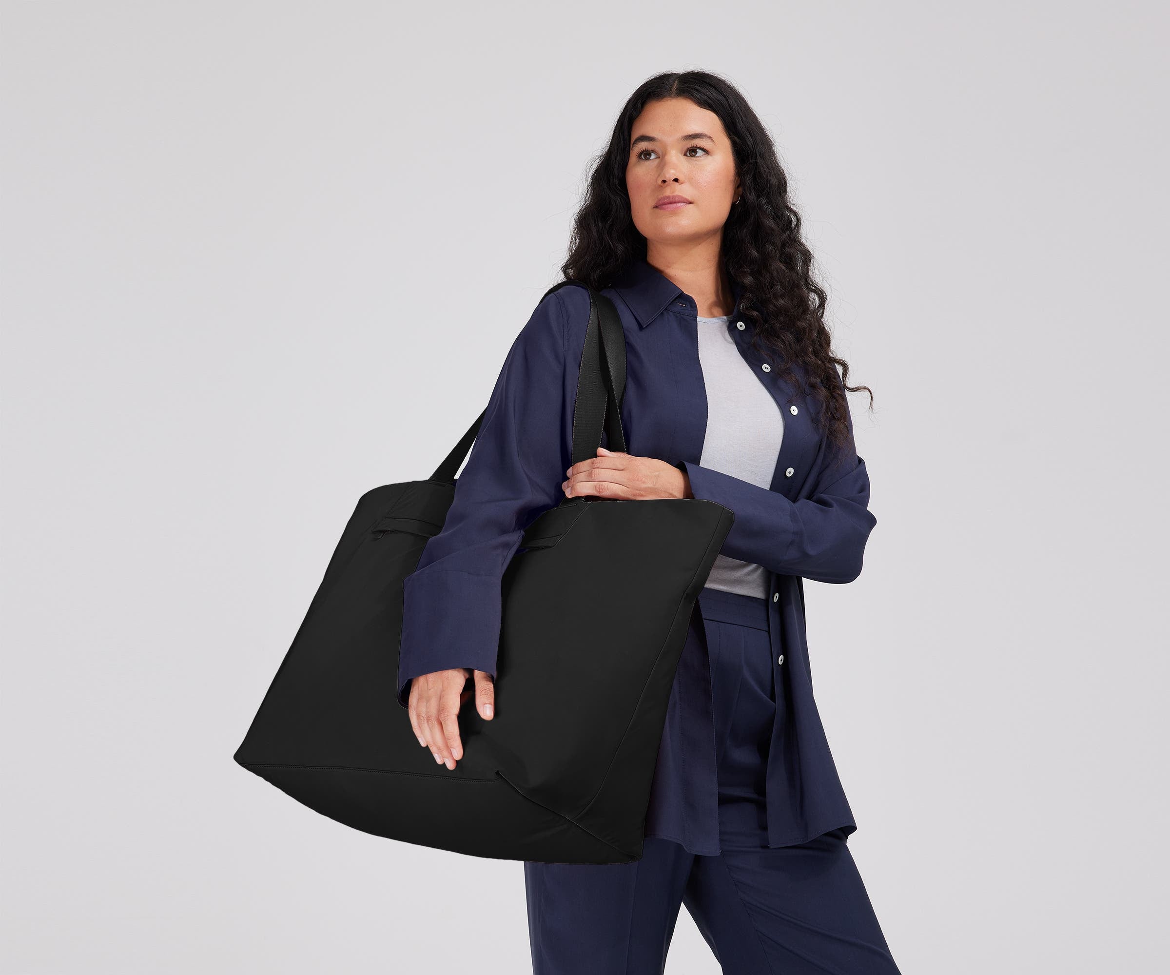 PDP_Featherlight_Tote_Black_Talent_01.jpg