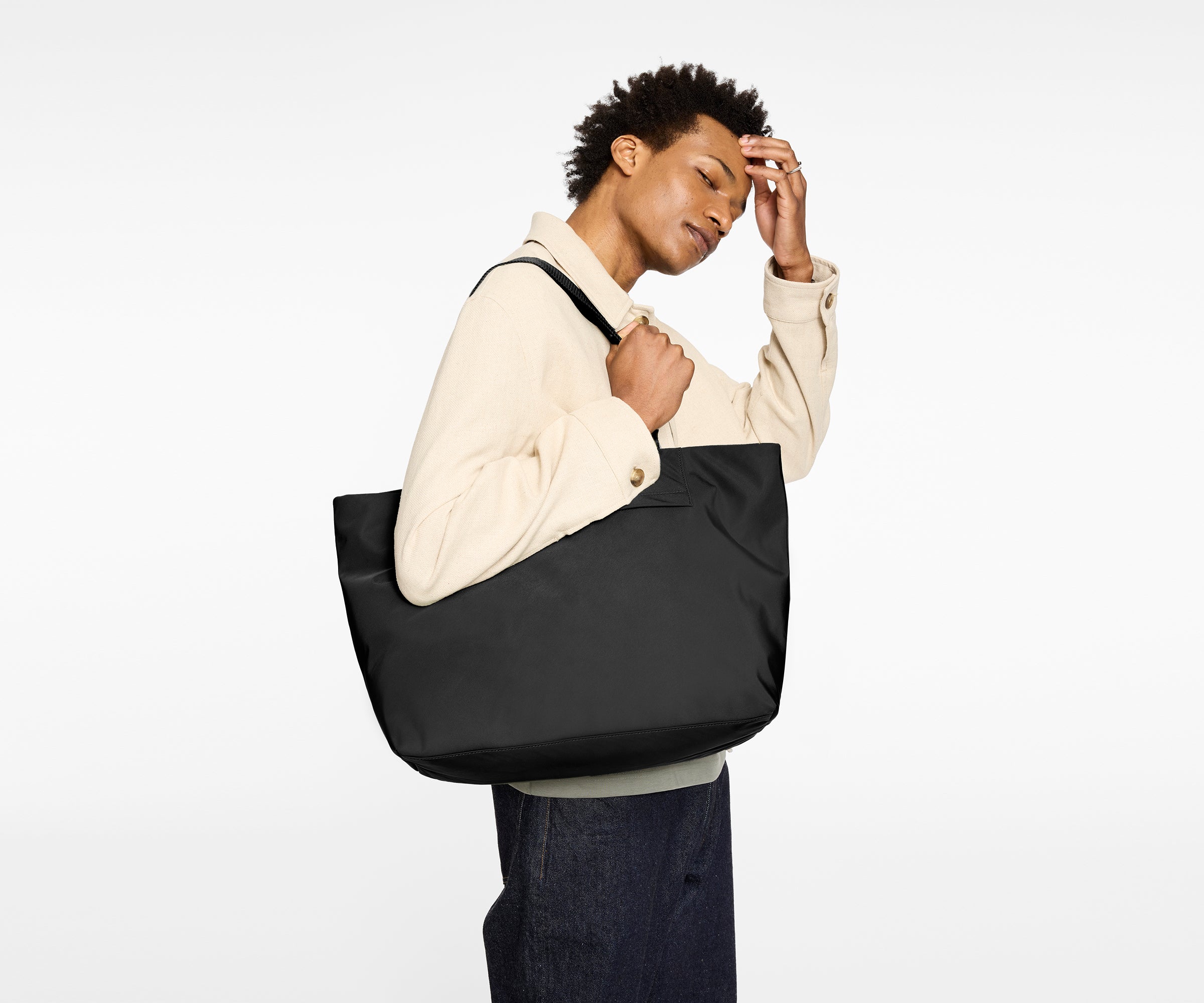 PDP_Featherlight_Tote_Black_Talent_01_bc68208c-559b-435d-9347-d59167831ac0.jpg