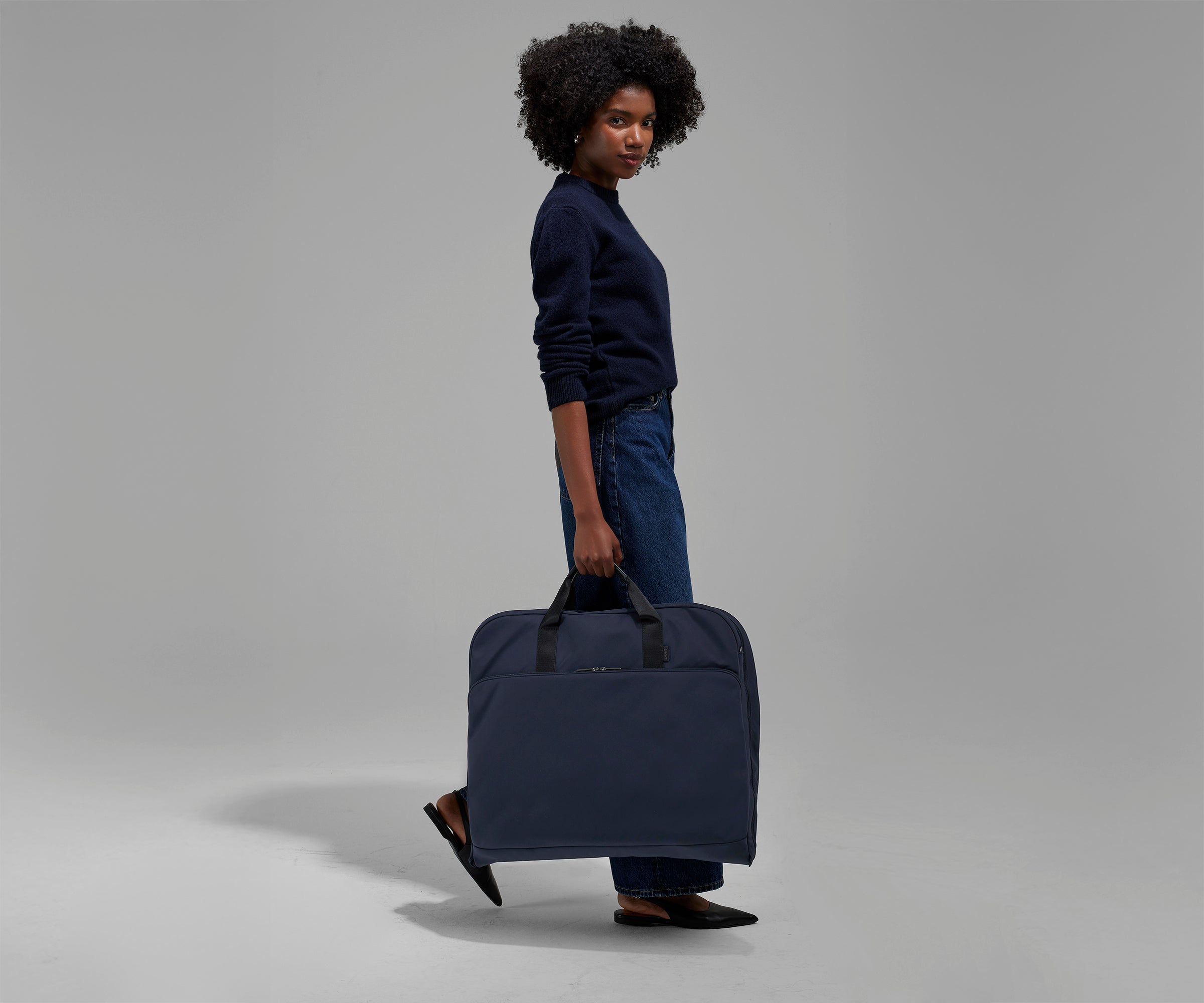 PDP_GarmentBag_BiFold_Talent_Navy_01.jpg
