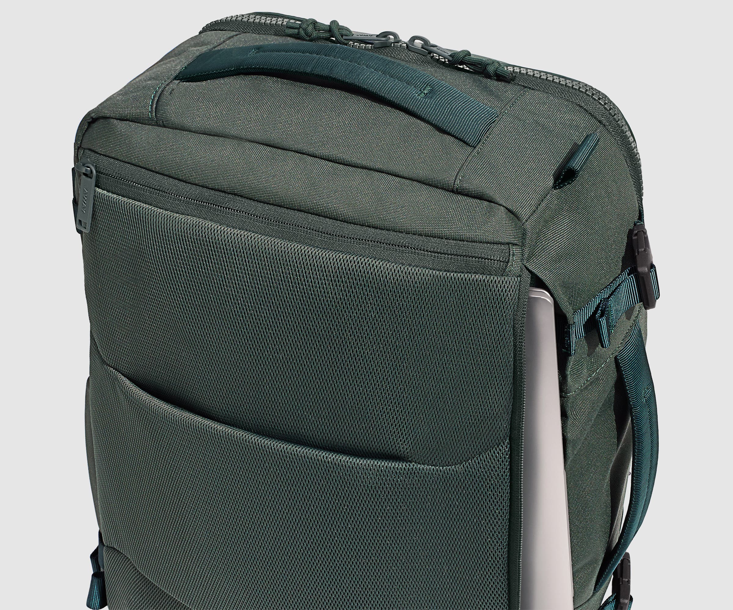 PDP_OutdoorBackpack25L_CoreGreen_Laptop.jpg