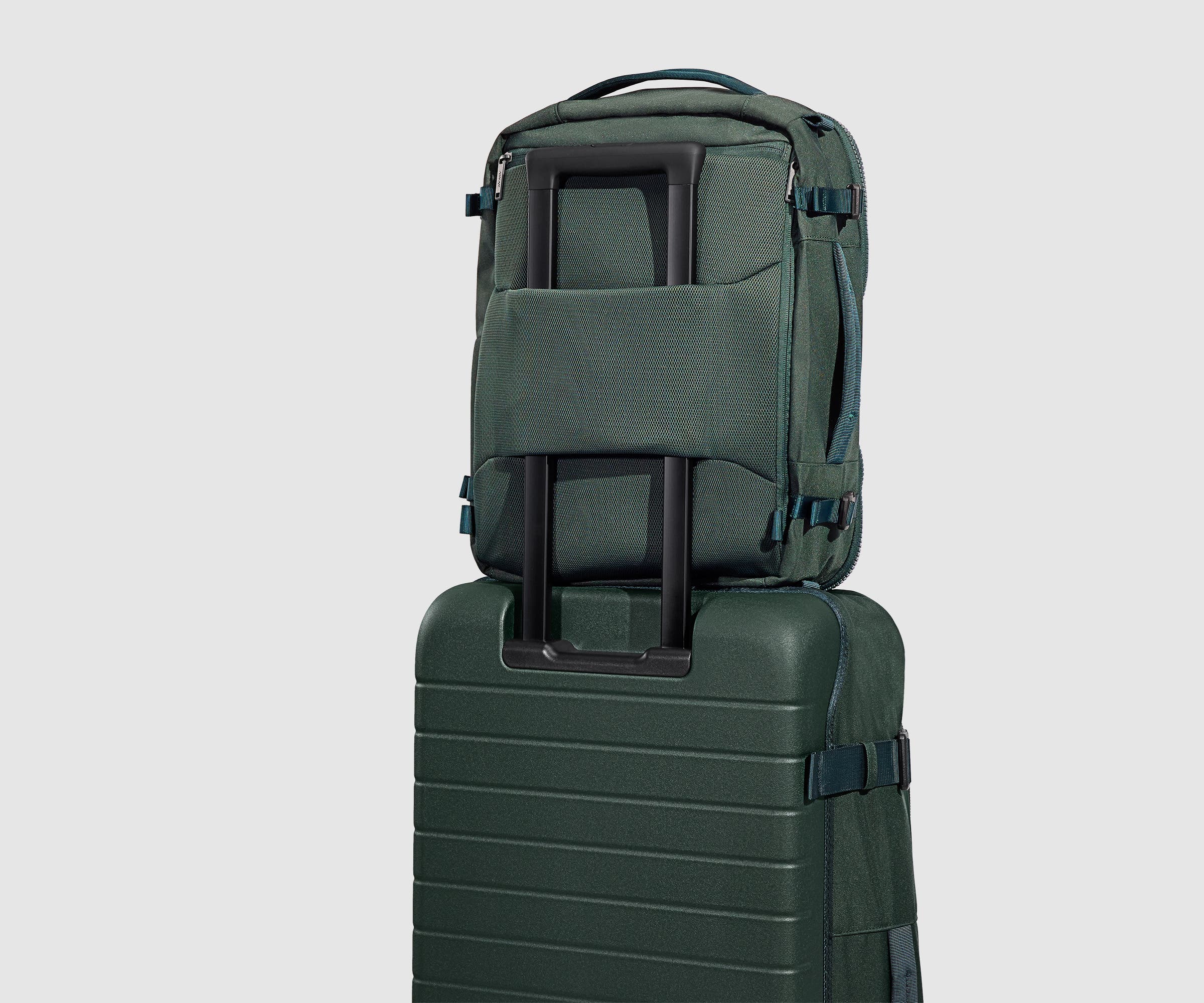 PDP_OutdoorBackpack25L_CoreGreen_Uniform.jpg