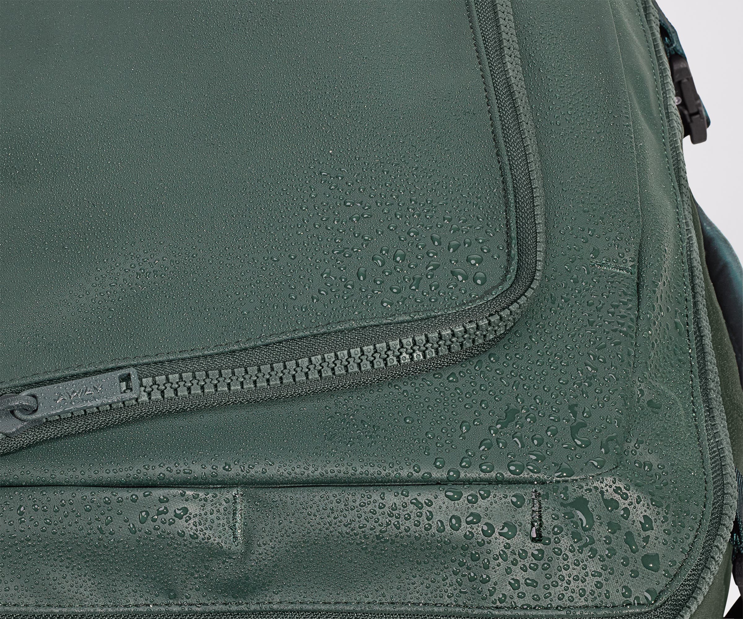 PDP_OutdoorBackpack25L_CoreGreen_WaterMaterial.jpg