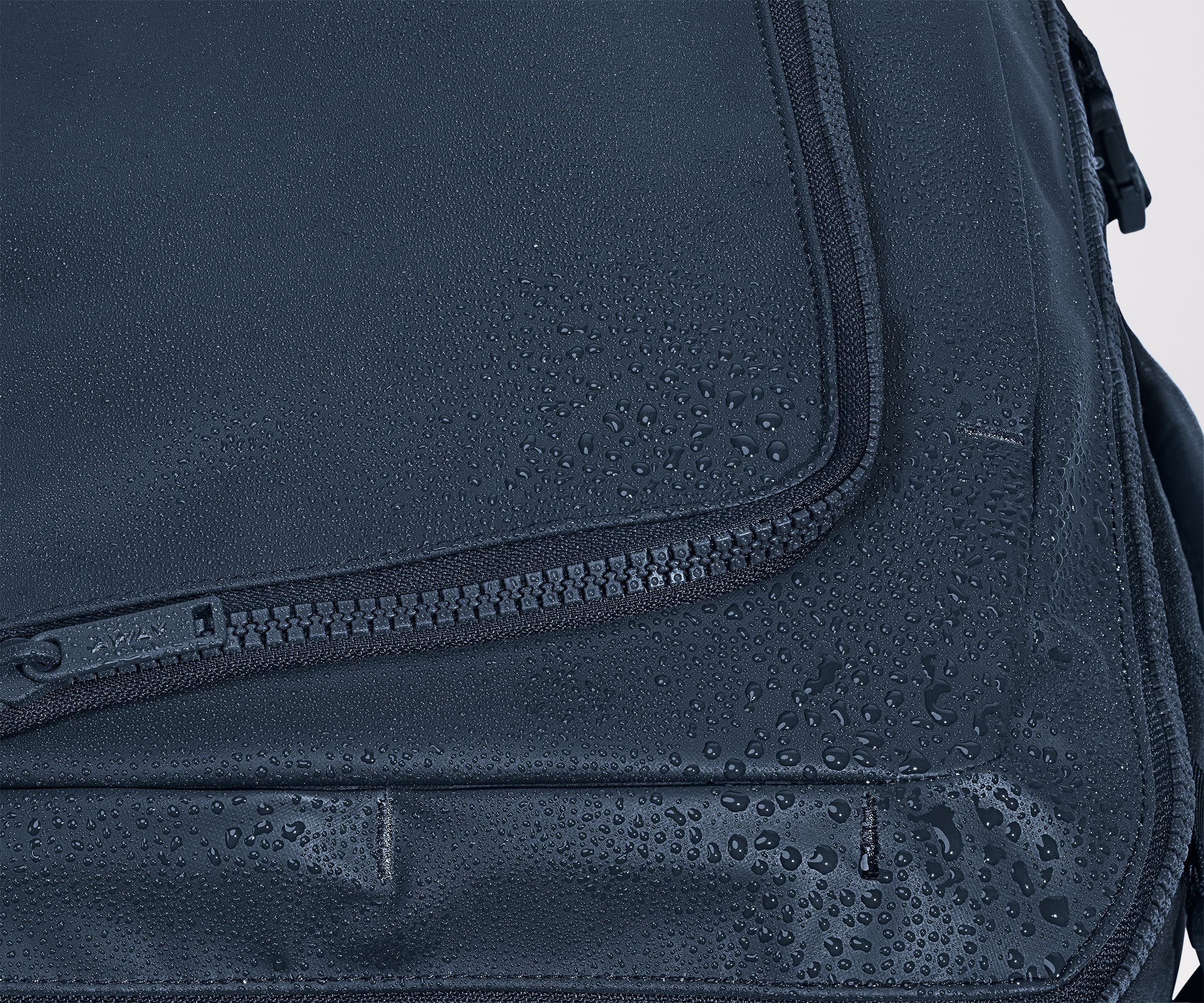 PDP_OutdoorBackpack25L_Navy_WaterMaterial.jpg