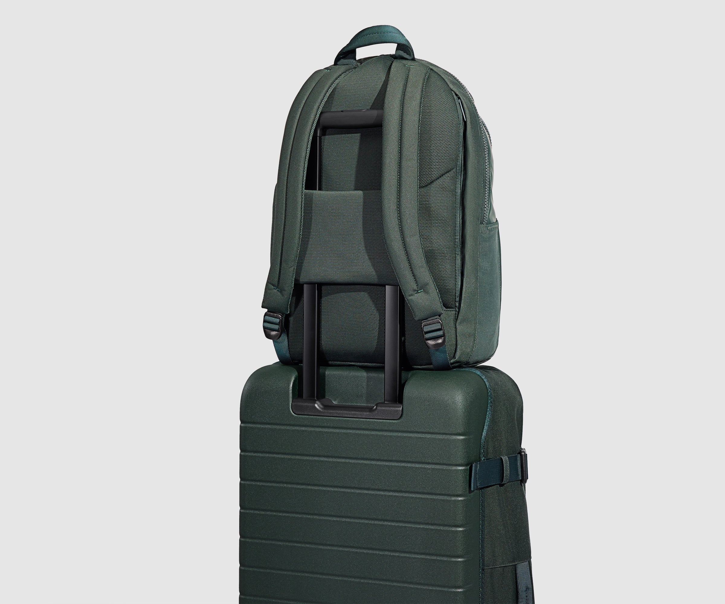 PDP_OutdoorBackpack26L_CoreGreen_Uniform.jpg