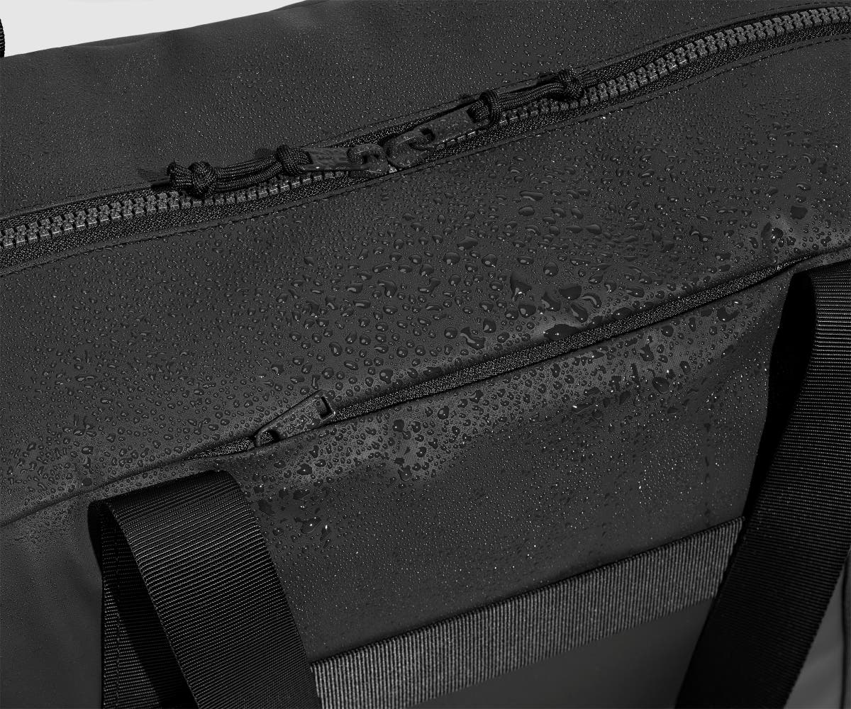 PDP_OutdoorDuffle40L_Black_WaterMaterial.jpg