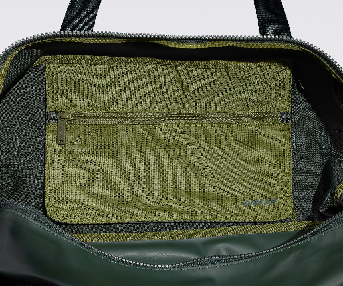 PDP_OutdoorDuffle40L_CoreGreen_EmptyInterior.jpg