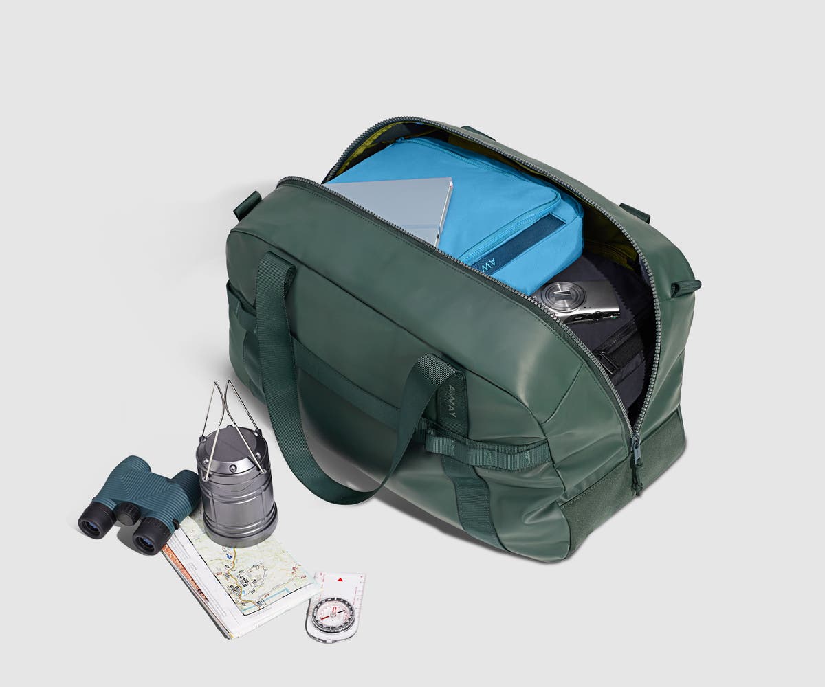 PDP_OutdoorDuffle40L_CoreGreen_PackedInterior.jpg