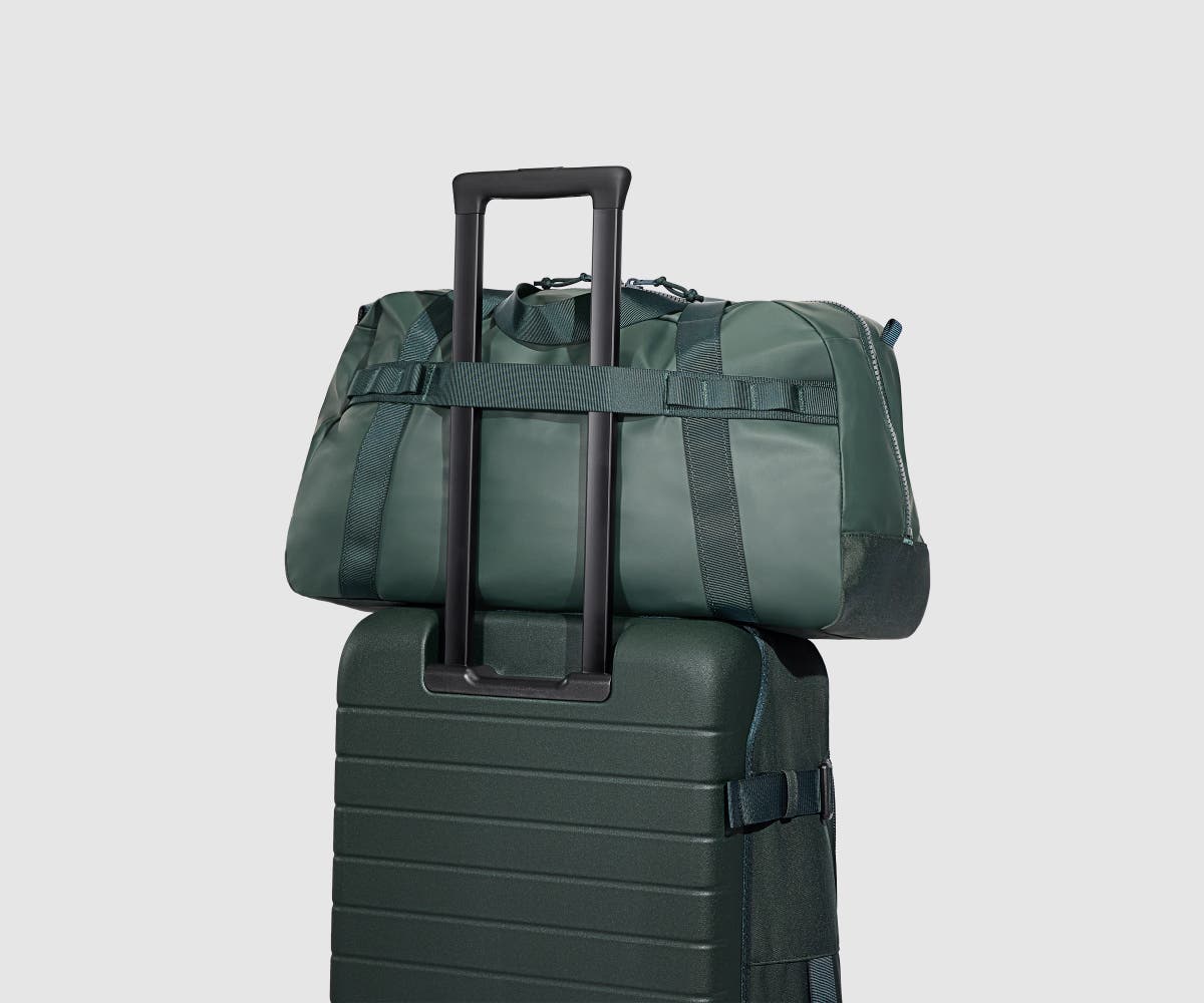PDP_OutdoorDuffle40L_CoreGreen_Uniform.jpg