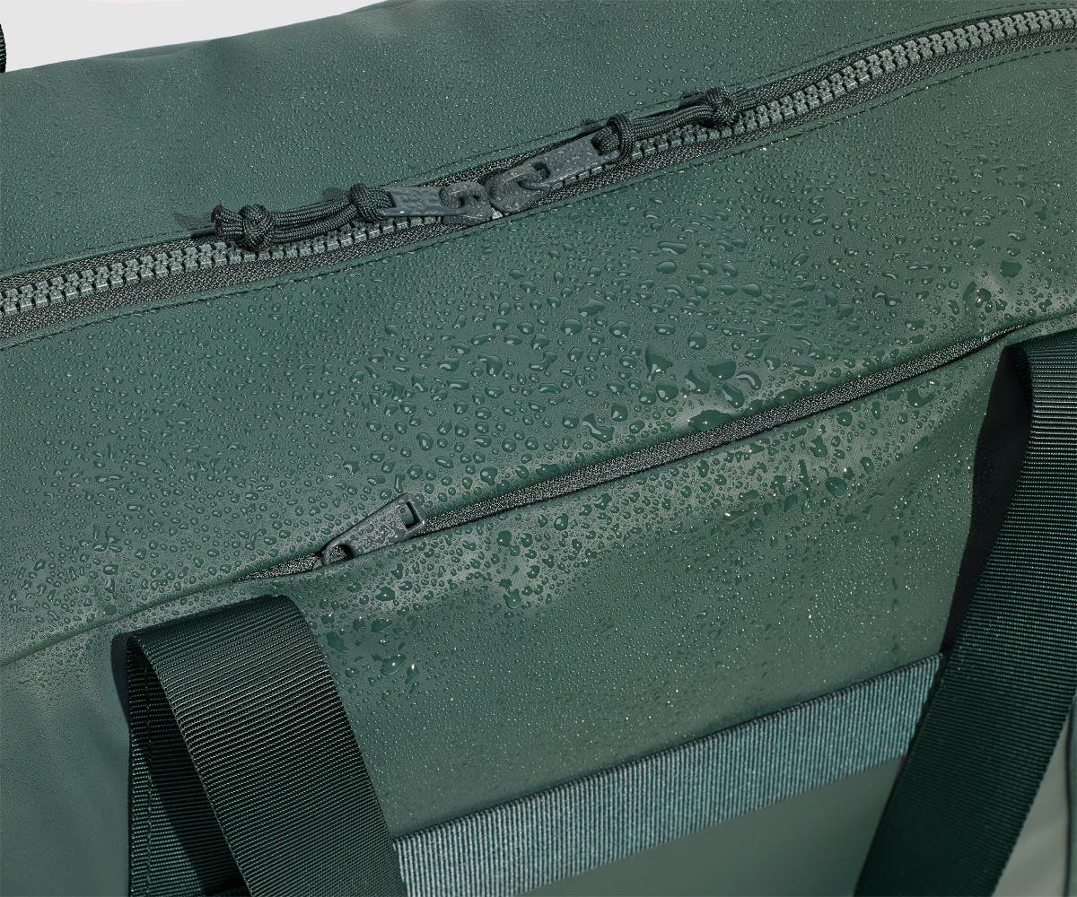 PDP_OutdoorDuffle40L_CoreGreen_WaterMaterial.jpg